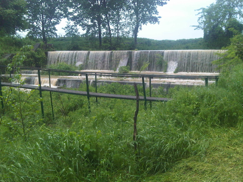 Lo sfioratore durante un piena del fiume